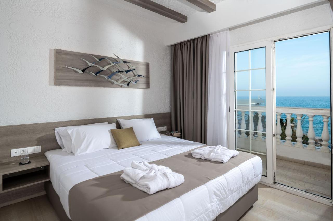 Deluxe Two-Bedroom Family Room With 2 Bathrooms and Sea View